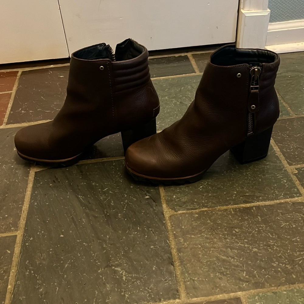Sorel Danica waterproof booties; women’s 10.5
